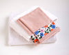 Linge de bain avec deux gants de toilette rose en éponge de bambou très confortables roses et imprimé à fleurs colorées