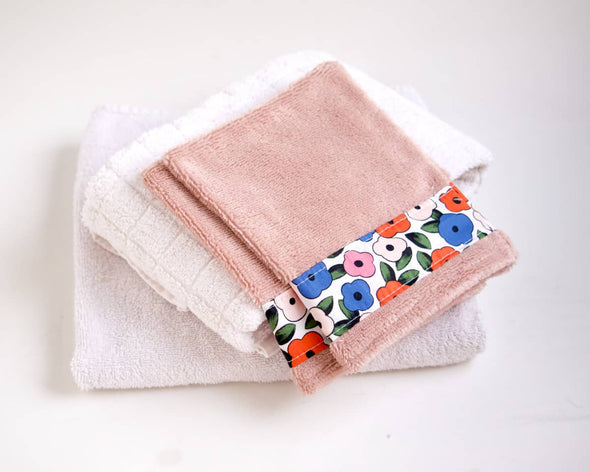 Linge de bain avec deux gants de toilette rose en éponge de bambou très confortables roses et imprimé à fleurs colorées