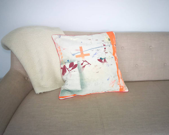Coussin déco sur canapé housse artisanale orange à motifs en coton