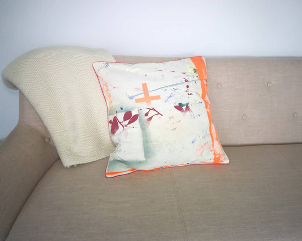 Coussin déco sur canapé housse artisanale orange à motifs en coton