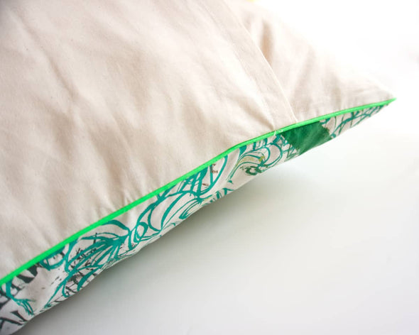 Zoom motifs et passepoil vert housse de coussin carré originale marque Happé