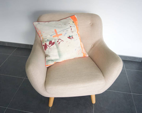 Housse de coussin carrée 50x50 cm mix de motifs oranges fait-main sur fauteuil