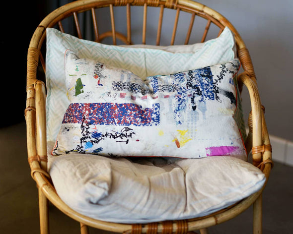 Housse de coussin déco multicolore artisanale unique sur fauteuil happé