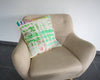 Housse de coussin décoratif sur fauteuil de salon, verte rayée originale et moderne