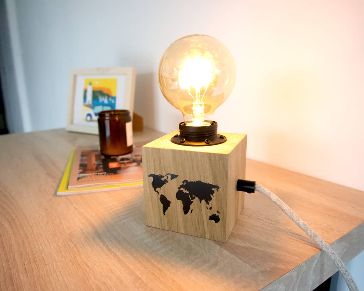 Lampe bois à poser fabriquée à la main forme cube – Amécla