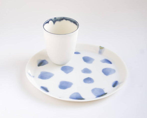 Mug thé ou café en porcelaine blanc liseré bleu fait-main avec assiette en porcelaine
