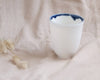 Mug original design en porcelaine artisanat français blanc avec liseré bleu foncé