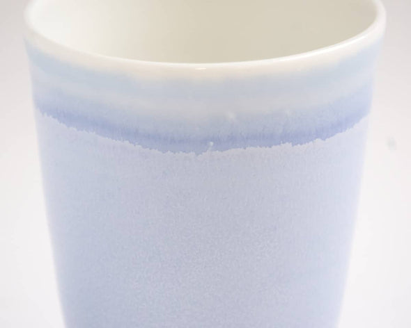 Mug thé en porcelaine artisanal zoom couleur bleu clair motifs uniques originaux