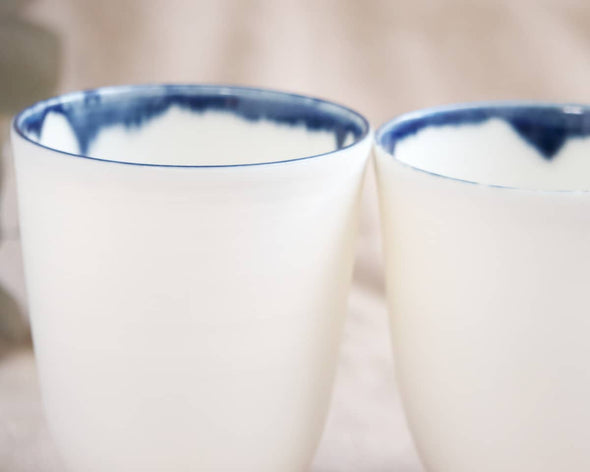 Mug tasse original en porcelaine blanche avec liseré bleu zoom