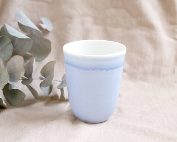 Mug blanc et bleu clair fait-main décoratif pour café ou thé en porcelaine