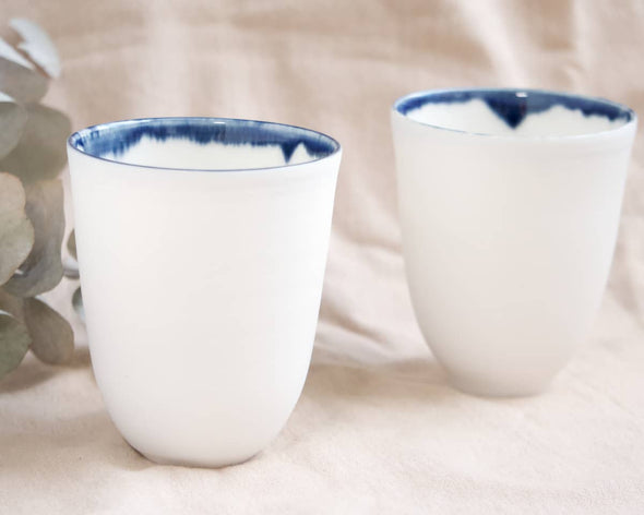 Mug original pour thé ou café blanc élégant avec liseré bleu fabriqué artisanalement en France