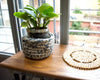 Panier cache-pot en crochet bleu et gris artisanal made in France avec plante