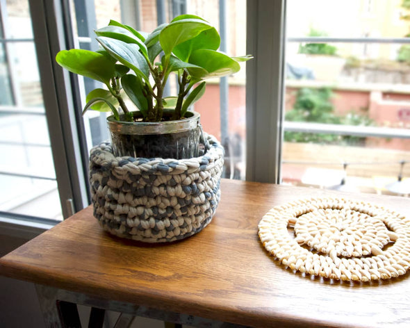 Panier cache-pot en crochet bleu et gris artisanal made in France avec plante