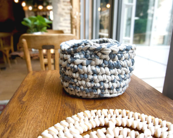 Panier en crochet rangement déco fait-main made in France original bleu et gris avec petites anses