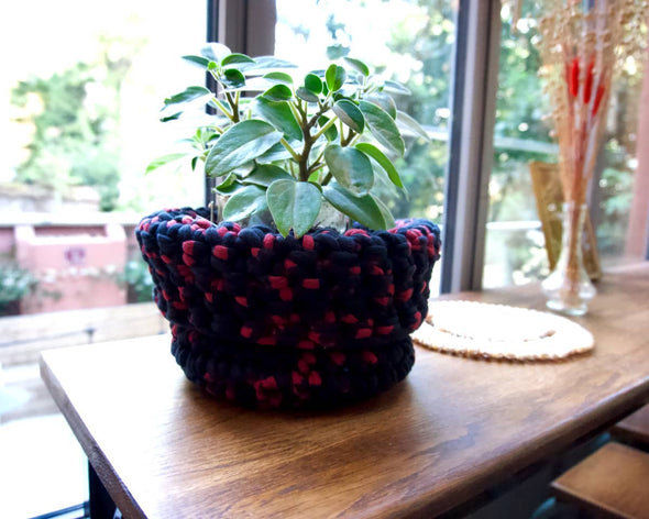 Panier en crochet décoratif fait-main made in France rouge et noir cache-pot Patate Studio