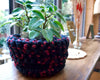 Panier de rangement décoratif utilisé en cache-pot avec plante rouge et noir moderne fait-main par la créatrice Patate Studio