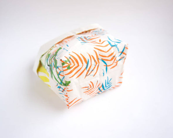 Dessous du panier de rangement tissu coton fait-main fabriqué en France imprimé tropical coloré