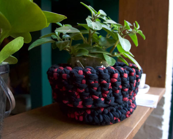 Panier cache-pot en crochet artisanal rouge et noir orignal unique made in France avec plante marque Patate Studio