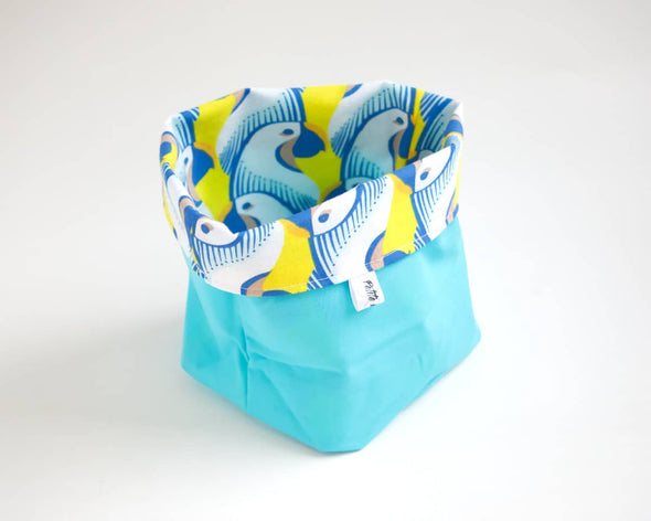 Panier déco en tissu rangement maison fait à la main par Petite Marie Créatrice bleu clair réversible motifs perroquets