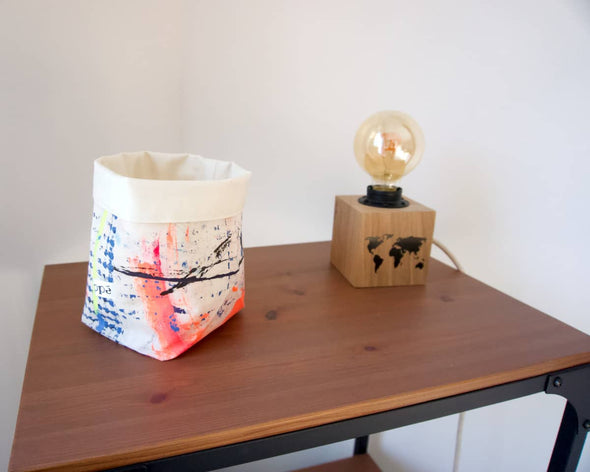 Panier déco en tissu fait-main fabriqué en France orange et bleu pièce de créateur sur étagère avec une lampe