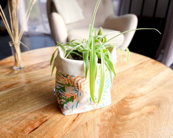 Cache-pot original en tissu fait-main multicolore motif tropical sérigraphié sur table basse décoration di'ntérieur