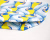 Zoom panier de rangement tissu à plat motifs perroquets originaux et colorés