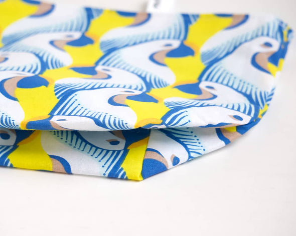 Zoom panier de rangement tissu à plat motifs perroquets originaux et colorés
