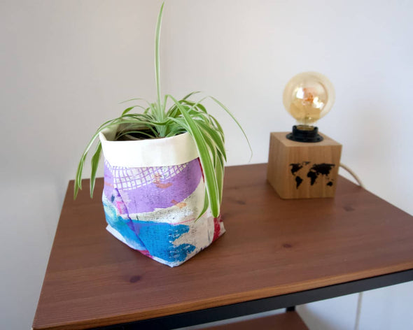Cache-pot intérieur tissu avec plante made in france pièce de créateur unique sur étagère avec lampe