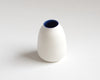 Vase soliflore céramique en porcelaine lignes épurées et originales couleur blanche, intérieur bleu foncé