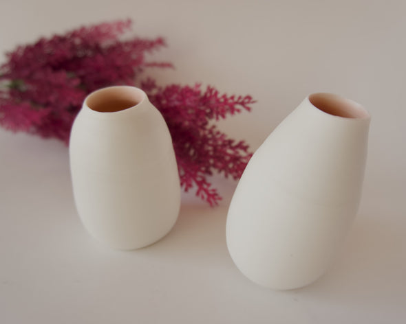 Deux petits soliflores en porcelaine intérieur rose poudré extérieur blanc épuré pour une déco unique et élégante