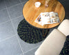 Décoration de salon avec tapis rond en crochet vert noir fait-main Patate Studio avec table basse