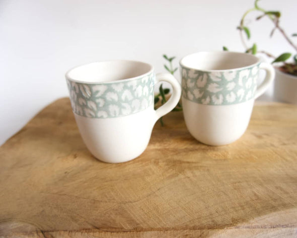 Tasse à café verte en porcelaine décoration de table artisanale création de Laëtitia Leclère