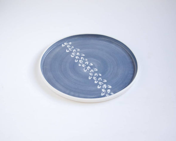 Assiette porcelaine bleue motifs blancs