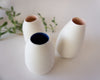 Vases soliflores fabriqués artisanalement en porcelaine blanche, intérieur coloré rose poudré ou bleu foncé