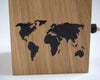 Zoom carte du monde noire élégante sur cube en bois de la lampe design My Cosy Home