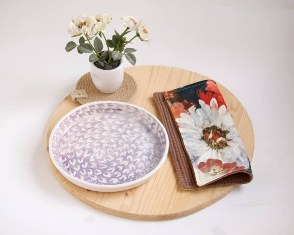 Créations artisanales assiette en porcelaine et serviette tissu réutilisable déco grandes fleurs peintes verso marron