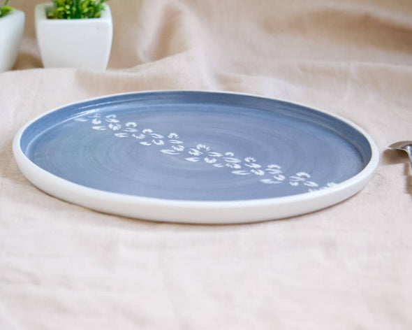 Assiette porcelaine bleue motifs blancs