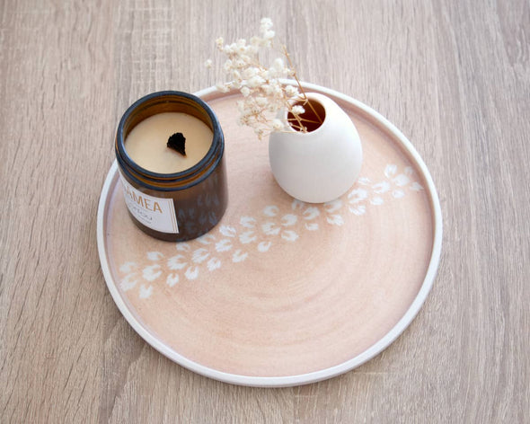 Assiette originale design pièce unique rose beige fait-main déco de table avec bougie et vase soliflore