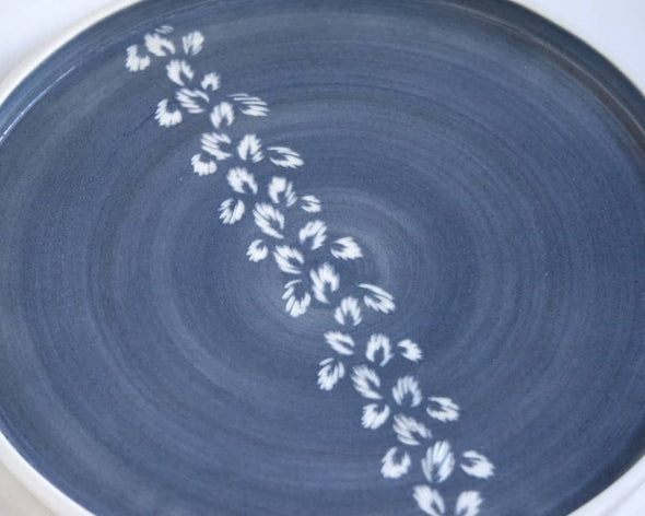 Assiette porcelaine bleue motifs blancs