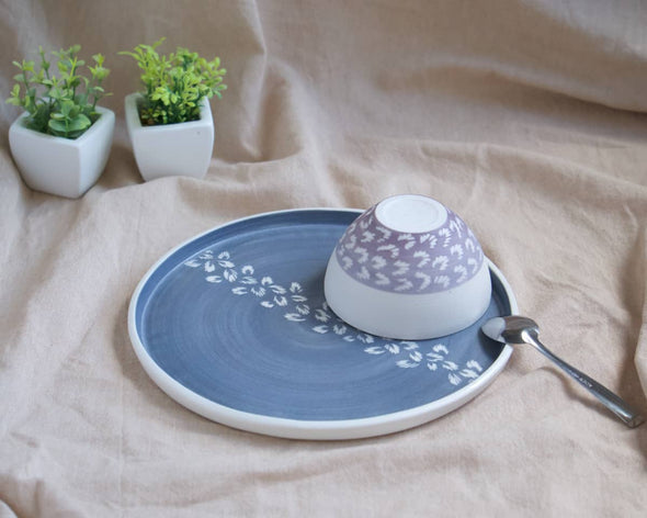 Assiette porcelaine bleue motifs blancs