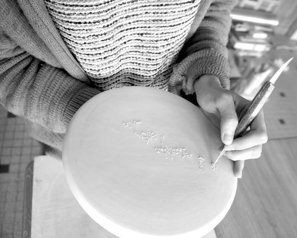 Céramiste Laëtitia Leclère qui créé des assiettes en porcelaine