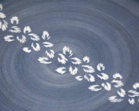 Assiette porcelaine bleue motifs blancs