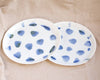 Assiettes plates rondes modernes et design blanches tachetées fait-main