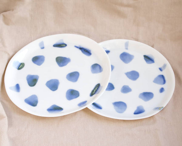 Assiettes plates rondes modernes et design blanches tachetées fait-main