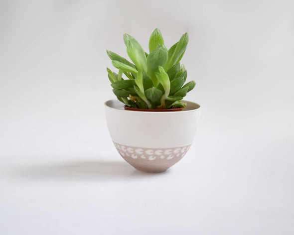 Bol céramique decoratif en porcelaine fait à la main créatrice française utilisé en cache-pot avec plante