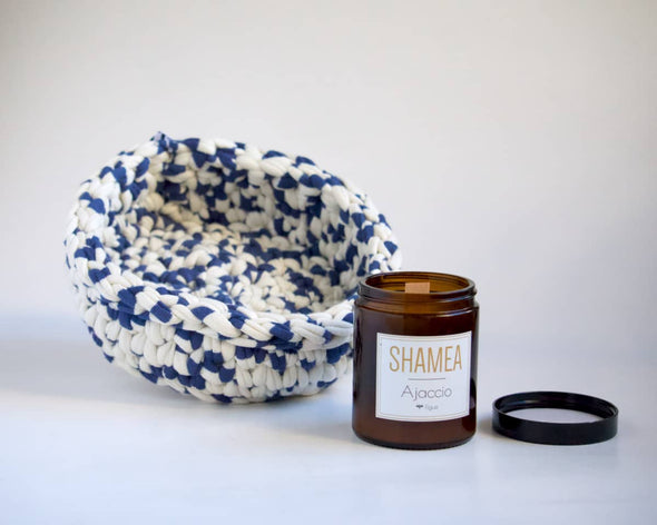 Box de créateurs made in france panier en crochet bleu et blanc et bougie parfumée naturelle artisanale à la figue