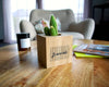 Cache-pot original artisanal en bois français La vie est belle avec cactus sur table basse décoration d'intérieur