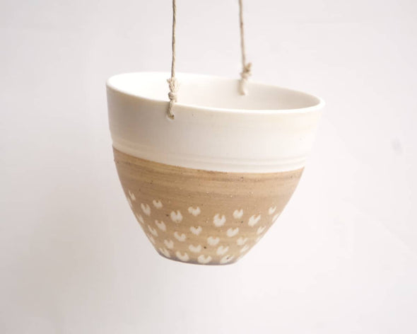 Pot suspendu unique en porcelaine beige sable motifs floraux blancs