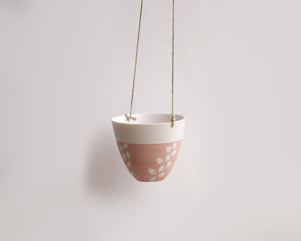 Pot suspendu unique en porcelaine rose motifs floraux blancs verticaux