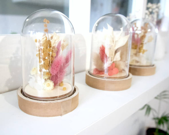 Cloches de fleurs séchées roses et jaunes, socle en bois décoration salon